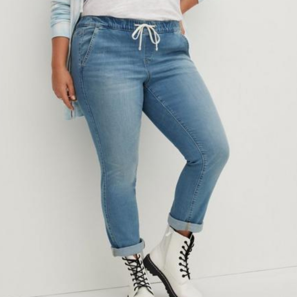 Torrid Plus Size Pull-On Boyfriend Straight Super Soft Mid-Rise Jean 1XL Short